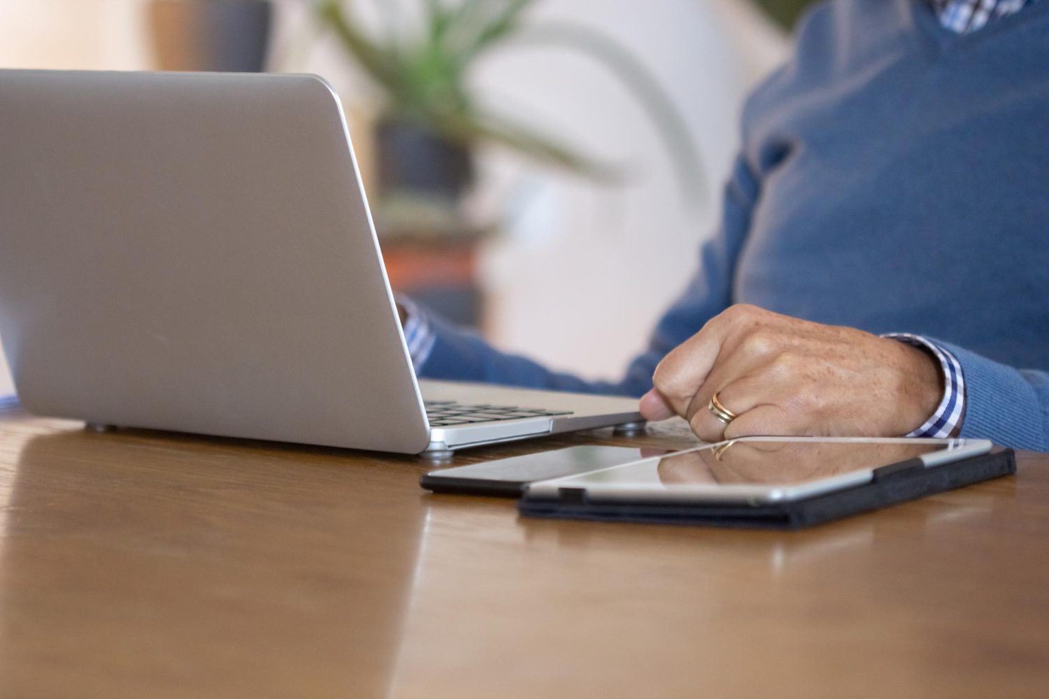 Pessoa a trabalhar num computador portátil