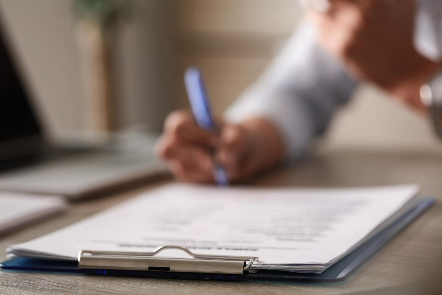 Assinatura de documentos num escritório